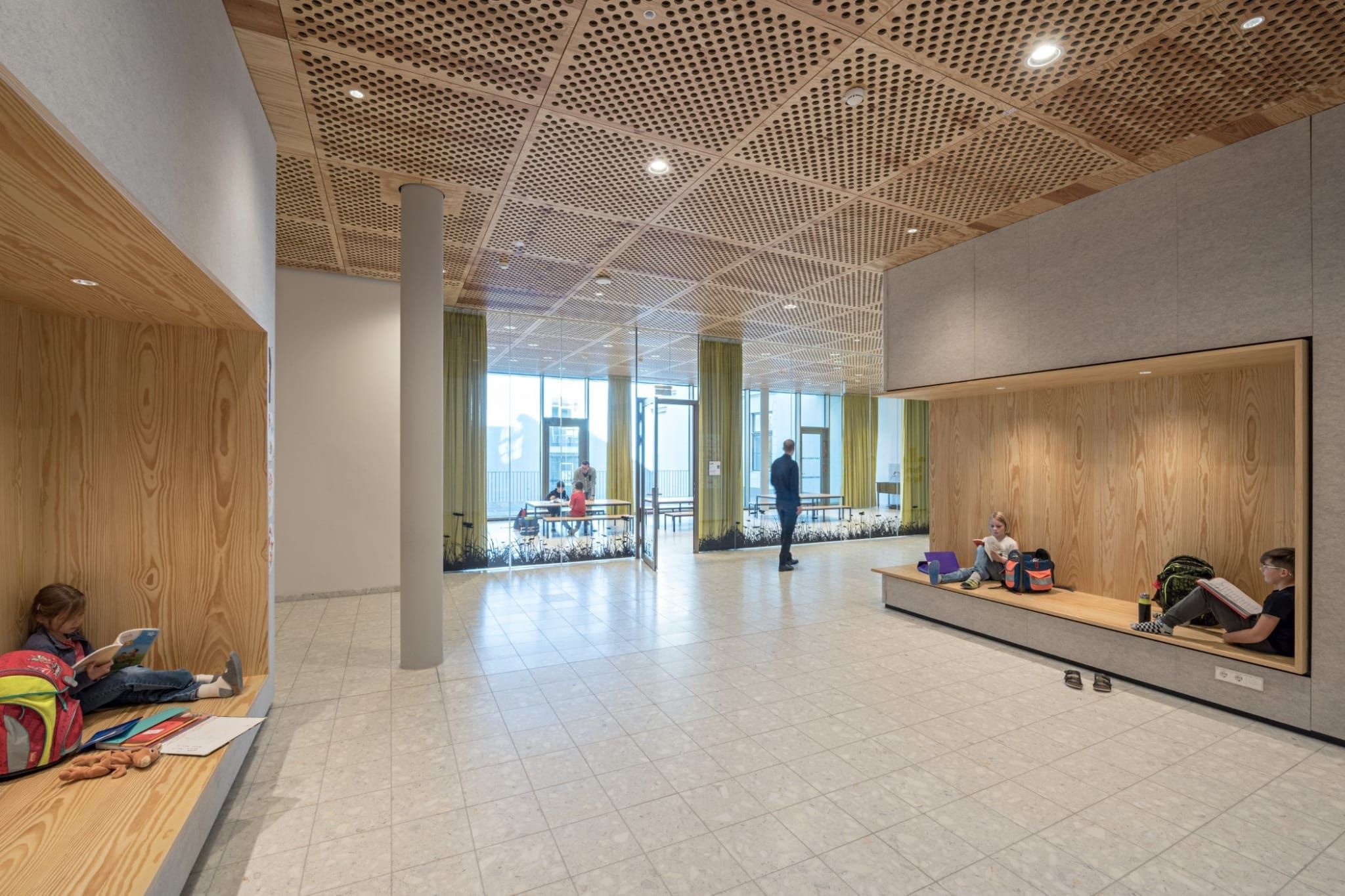 Egyetemek, 
Oktatási Intézmények, 
Óvodák, 
Egészségügyi Intézmények,
Rendelők,
Öregek Otthona,
Önkormányzati és Hivatali berendezések
